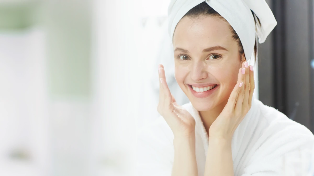 Summer Skincare Tips For Healthy, Glowing Skin 2 A women using cleansing to maintain her skin during summer.